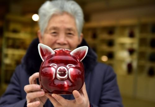 江西景德镇:郎窑红生肖猪问世 江西景德镇:郎窑红生肖猪问世