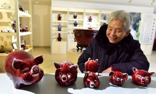 江西景德镇:郎窑红生肖猪问世 江西景德镇:郎窑红生肖猪问世