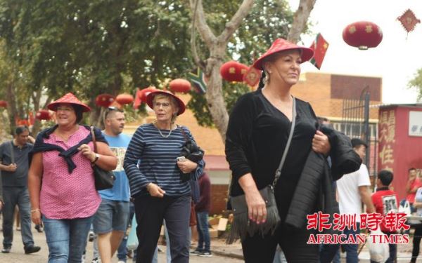 万人齐聚南非约堡唐人街共庆猪年新春佳节(视图) 万人齐聚南非约堡唐人街共庆猪年新春佳节(视图)