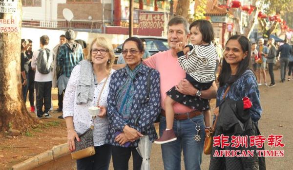 万人齐聚南非约堡唐人街共庆猪年新春佳节(视图) 万人齐聚南非约堡唐人街共庆猪年新春佳节(视图)