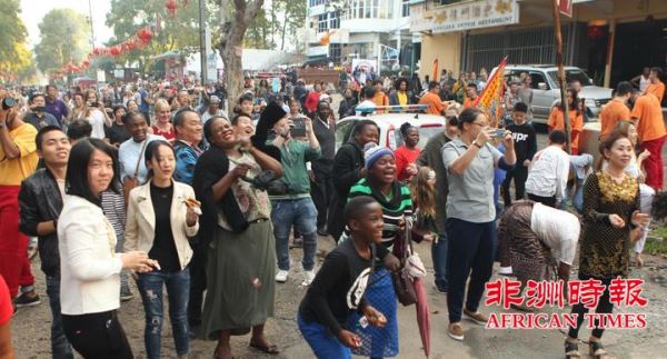 万人齐聚南非约堡唐人街共庆猪年新春佳节(视图) 万人齐聚南非约堡唐人街共庆猪年新春佳节(视图)