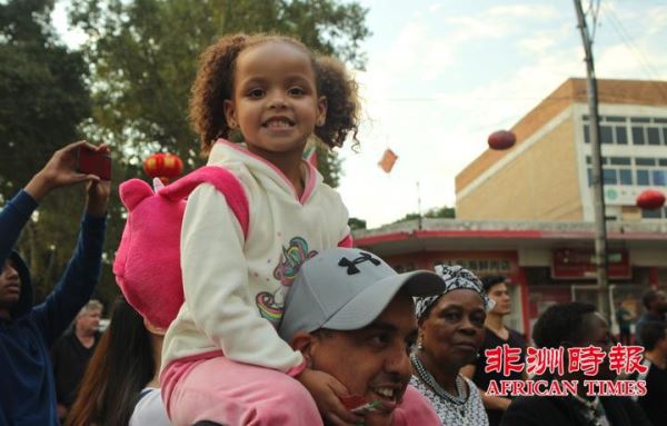 万人齐聚南非约堡唐人街共庆猪年新春佳节(视图) 万人齐聚南非约堡唐人街共庆猪年新春佳节(视图)