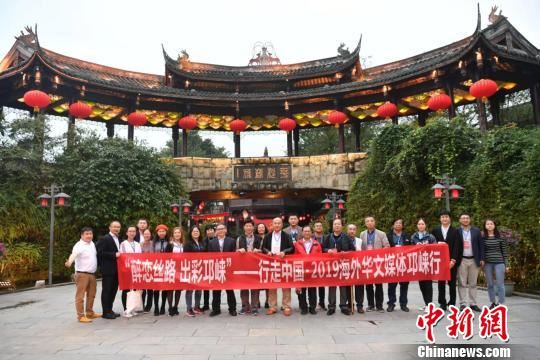 海外华文媒体代表走进平乐古镇。 张浪 摄 海外华文媒体代表走进平乐古镇。 张浪 摄