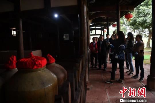 海外华文媒体代表走进平乐古镇。 张浪 摄 海外华文媒体代表走进平乐古镇。 张浪 摄