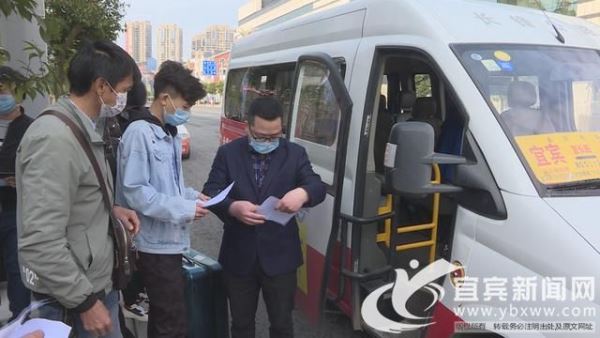 1583676129473646.jpg 核对信息点对点服务。(李万宁供图).jpg