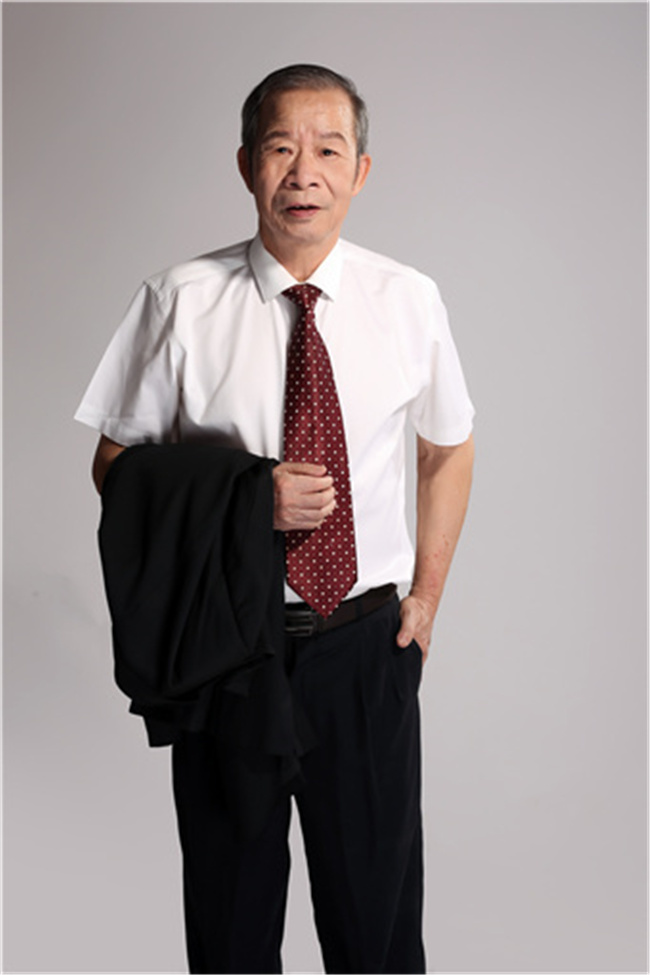 《著名诗人书法家黄一昌作品选》在美国出版 《著名诗人书法家黄一昌作品选》在美国出版