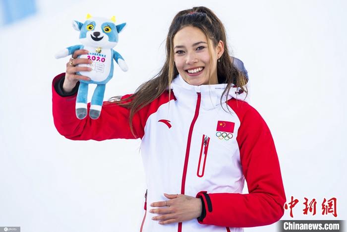 当地时间2020年1月18日,瑞士洛桑,2020冬青奥会自由式滑雪坡面障碍技巧,谷爱凌摘银。图片来源:ICphoto 点击进入下一页