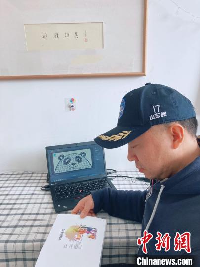 图为《果仁小镇·天下种子一家亲》冰雪运动动漫项目主创张合军。 张合军供图 图为《果仁小镇·天下种子一家亲》冰雪运动动漫项目主创张合军。 张合军供图