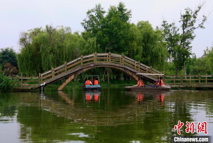 游客在幸福田园景区游玩。 王磊 摄 游客在幸福田园景区游玩。 王磊 摄