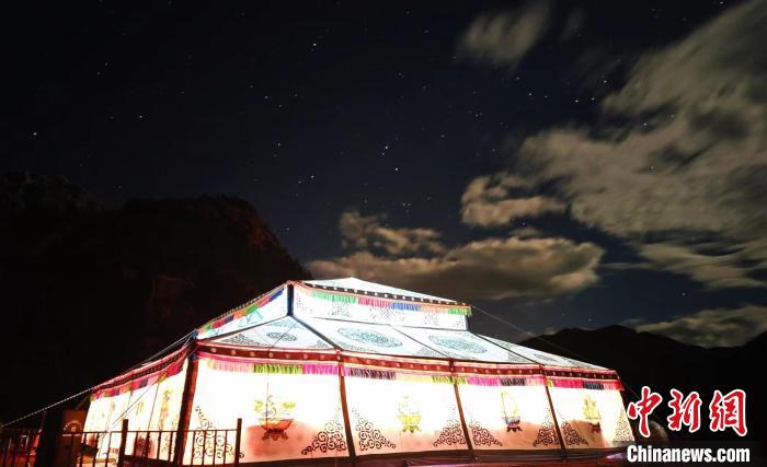 图为杂多县昂赛大峡谷星空。何倩楠 摄
