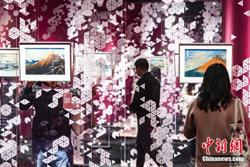 2022年4月,市民在北京欣赏“江户绮想曲——浮世绘大展”。在中日邦交正常化50周年之际,展览精选140组浮世绘经典作品,呈现日本民族特有的自然观以及江户时代的市民生活场景、娱乐消遣和审美时尚。侯宇 摄 2022年4月,市民在北京欣赏“江户绮想曲——浮世绘大展”。在中日邦交正常化50周年之际,展览精选140组浮世绘经典作品,呈现日本民族特有的自然观以及江户时代的市民生活场景、娱乐消遣和审美时尚。侯宇 摄