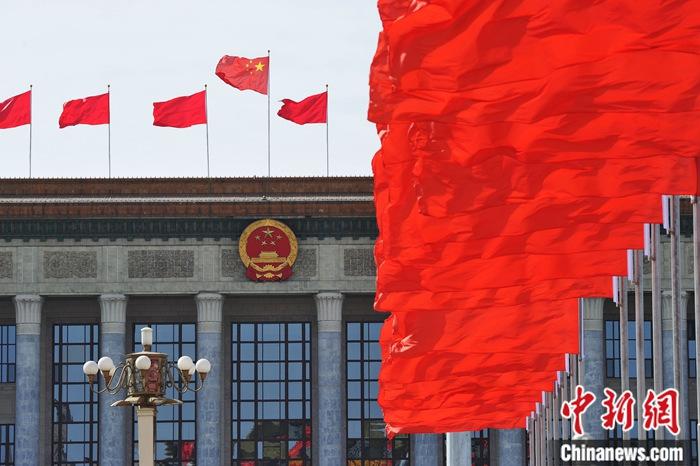 资料图:人民大会堂前。 资料图:人民大会堂前。