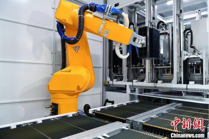 通威太阳能智能制造生产线。 通威集团 供图 通威太阳能智能制造生产线。 通威集团 供图