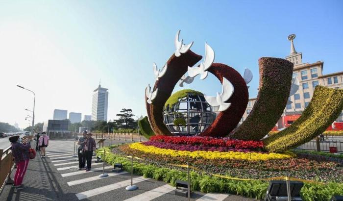 资料图:9月26日,北京市长安街沿线国庆主题花坛亮相,吸引市民拍照“打卡”。<a target='_blank' data-cke-saved-href='/' href='/'>中新社</a>记者 赵文宇 摄 资料图:9月26日,北京市长安街沿线国庆主题花坛亮相,吸引市民拍照“打卡”。<a target='_blank' data-cke-saved-href='/' href='/'>中新社</a>记者 赵文宇 摄