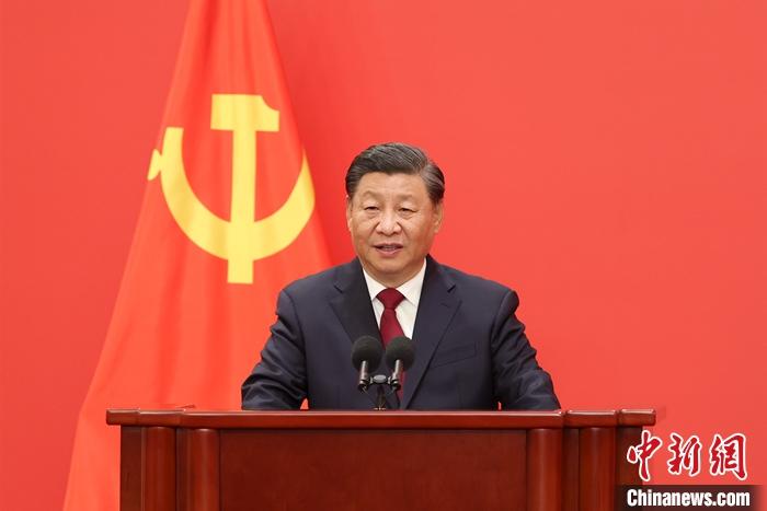 10月23日,刚刚在中国共产党第二十届中央委员会第一次全体会议上当选的中共中央总书记习近平和中共中央政治局常委李强、赵乐际、王沪宁、蔡奇、丁薛祥、李希在北京人民大会堂同中外记者亲切见面。图为习近平发表重要讲话。 <a target='_blank' href='/'>中新社</a>记者 盛佳鹏 摄 10月23日,刚刚在中国共产党第二十届中央委员会第一次全体会议上当选的中共中央总书记习近平和中共中央政治局常委李强、赵乐际、王沪宁、蔡奇、丁薛祥、李希在北京人民大会堂同中外记者亲切见面。图为习近平发表重要讲话。 <a target='_blank' href='/'>中新社</a>记者 盛佳鹏 摄