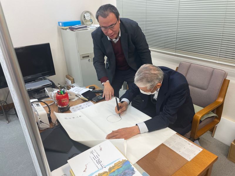 平山郁夫与范曾的世纪友谊再谱新章,平山郁夫美术馆馆长再画明月,期待范增