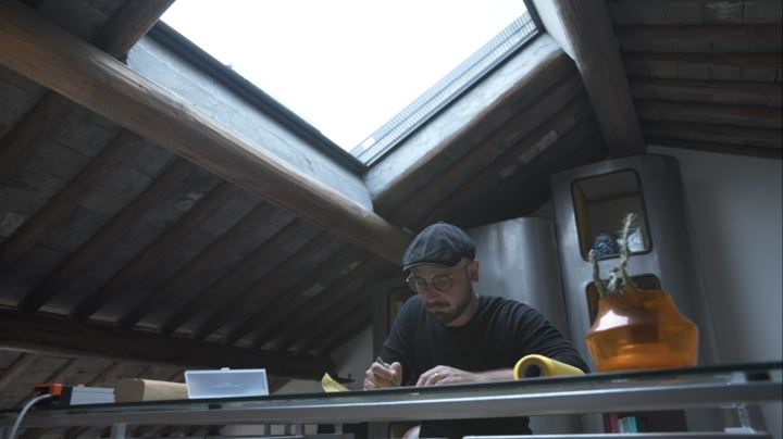 亚当&middot;布里尔哈特（Adam Brillhart）在研究苏式建筑。