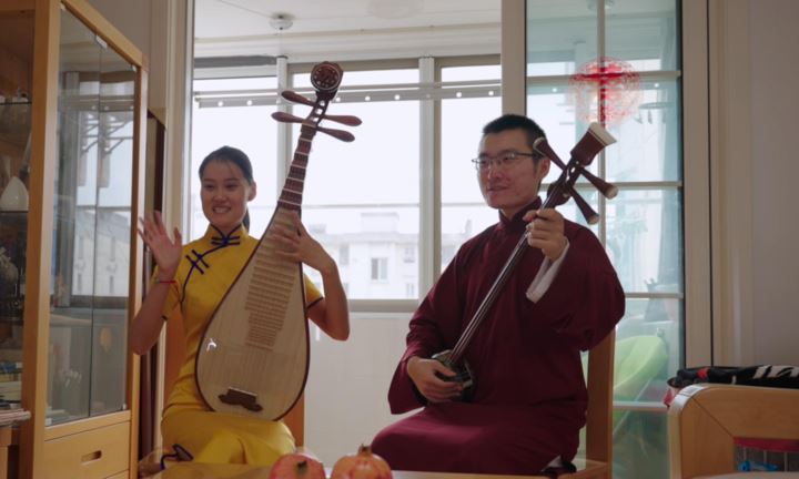 小刘夫妇在家中录制演出视频 小刘夫妇在家中录制演出视频