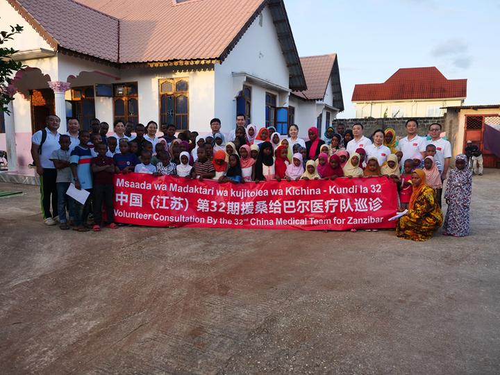 2023年6月21日，中国（江苏）第32期援桑给巴尔医疗队在温古贾岛巡诊。