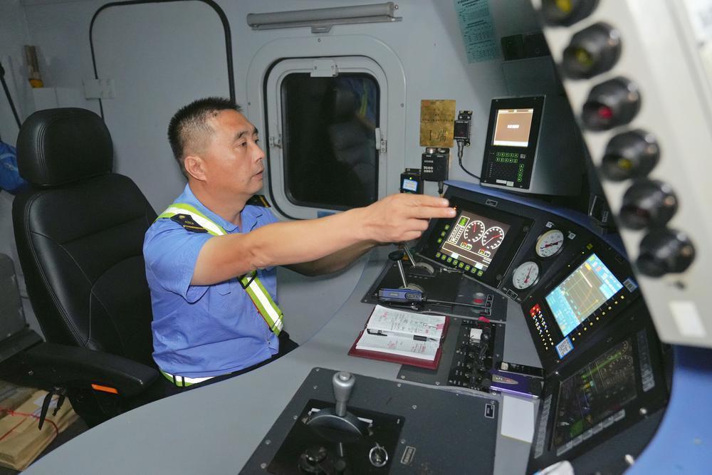 【大美广东·葡语】Um vislumbre do Expresso Ferroviário China-Europa a partir da Estação Ferroviária de Jiangc