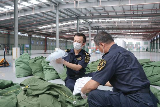 苏州海关关员验放跨境电商货物 周文俊/摄