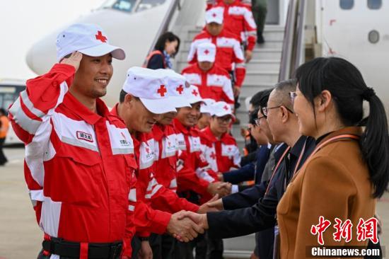 中国云南救援医疗队完成在缅地震救援任务返回昆明