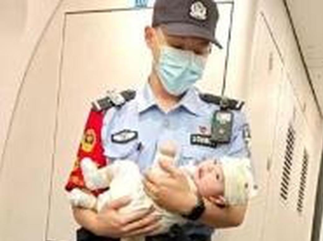 Chinese police officer comforts baby on train, earns praise online