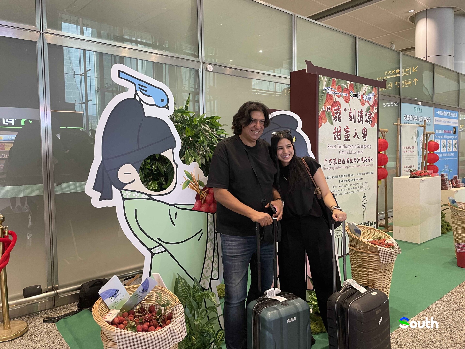 Sweet touchdown in Guangdong: int'l travelers cool down with lychees at Baiyun Airport