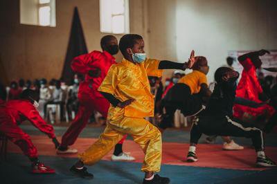 非洲青少年展现“中国功夫范儿”